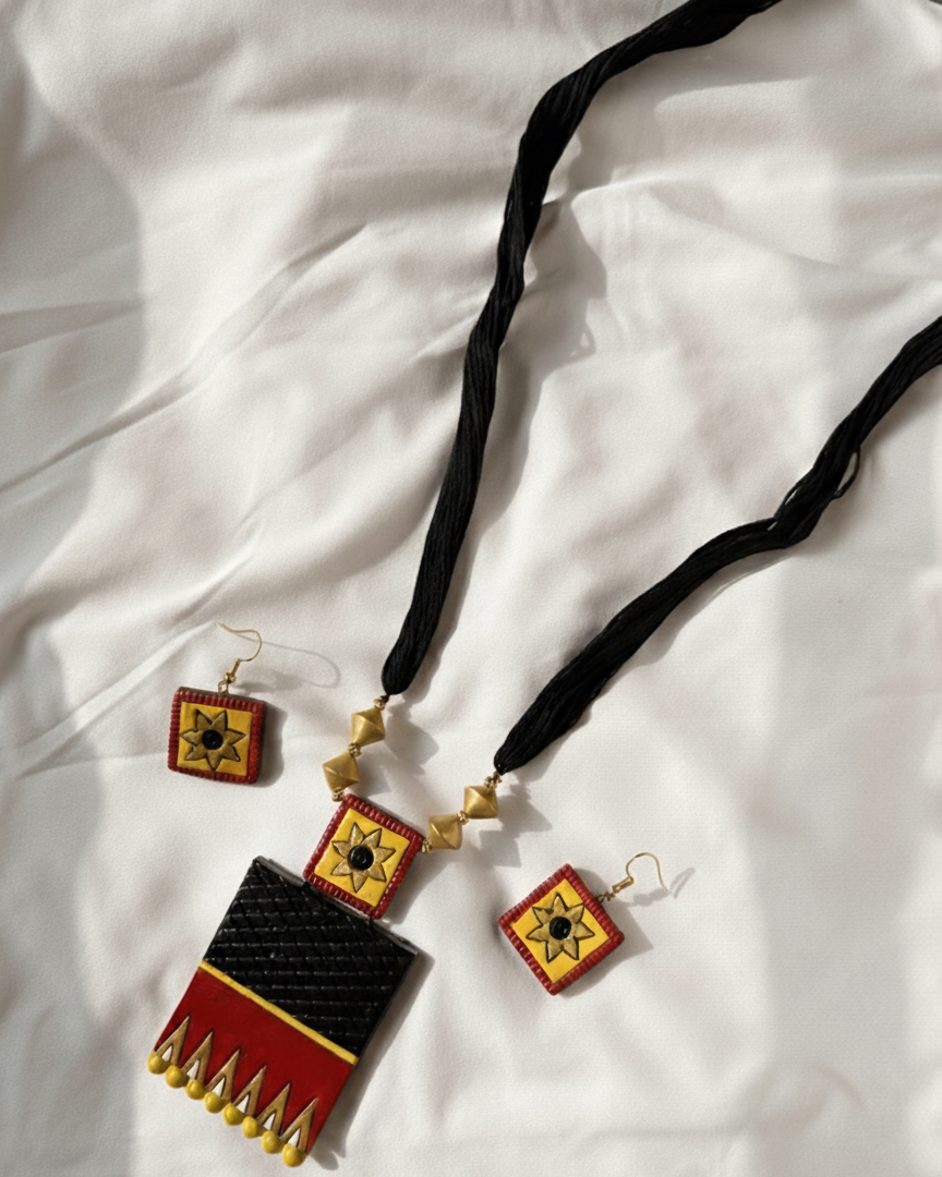 Terracotta jewellery with thread string