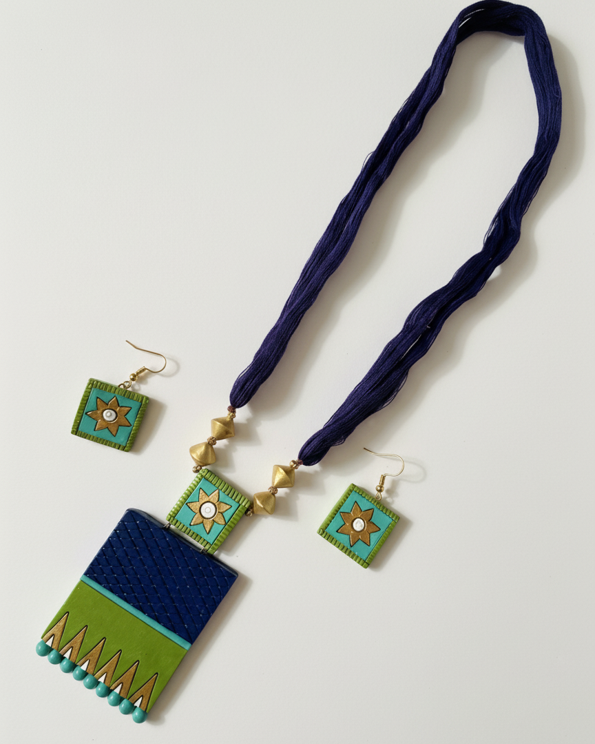 Terracotta jewellery with thread string