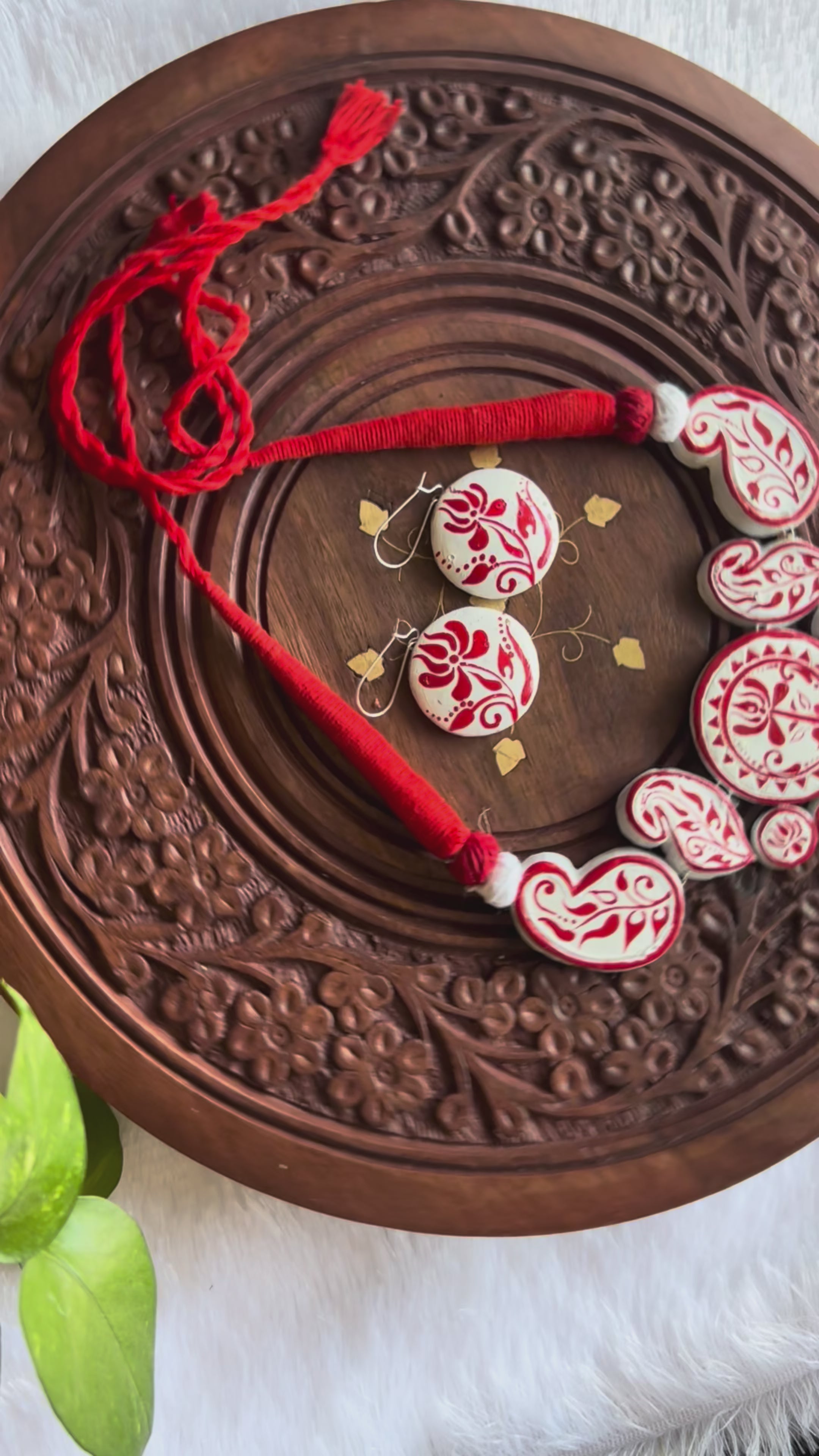 Traditional red white terracotta short necklace TR-009